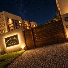 Entrada nocturna del resort Las Esteñas